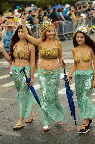 De 35e jaarlijkse Mermaid Parade — Stockfoto