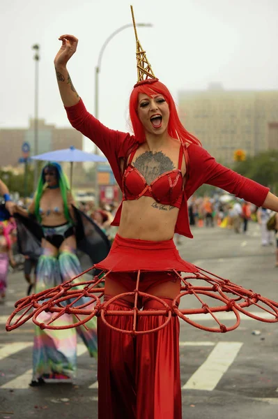 De 35e jaarlijkse Mermaid Parade — Stockfoto