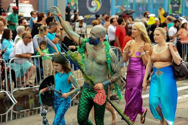 De 35e jaarlijkse Mermaid Parade — Stockfoto