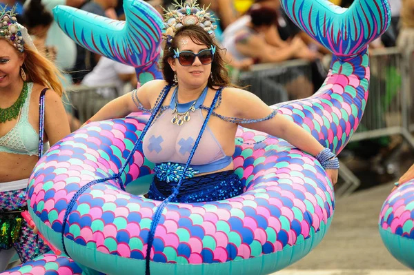De 35e jaarlijkse Mermaid Parade — Stockfoto