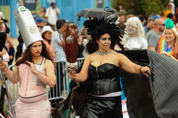 Die 35. jährliche Meerjungfrauen-Parade — Stockfoto