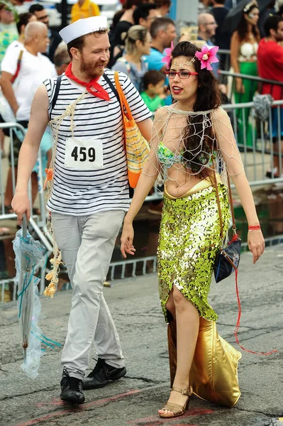 De 35e jaarlijkse Mermaid Parade — Stockfoto