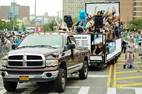 De 35e jaarlijkse Mermaid Parade — Stockfoto