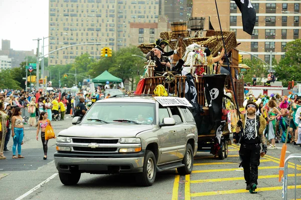 De 35e jaarlijkse Mermaid Parade — Stockfoto