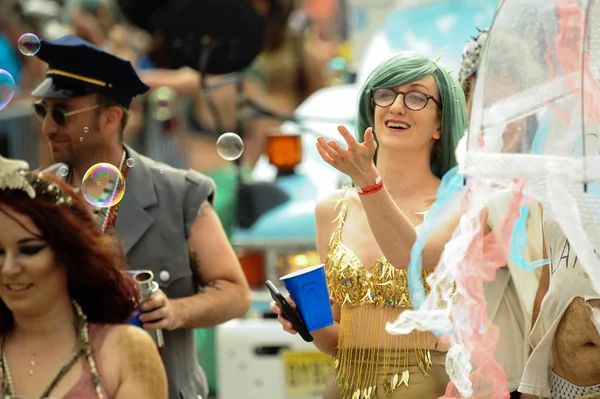 De 35e jaarlijkse Mermaid Parade — Stockfoto