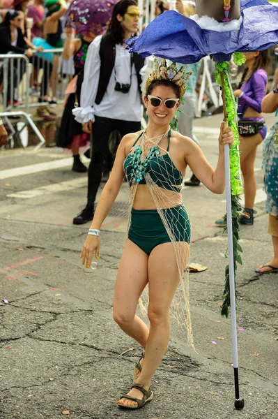 Die 35. jährliche Meerjungfrauen-Parade — Stockfoto
