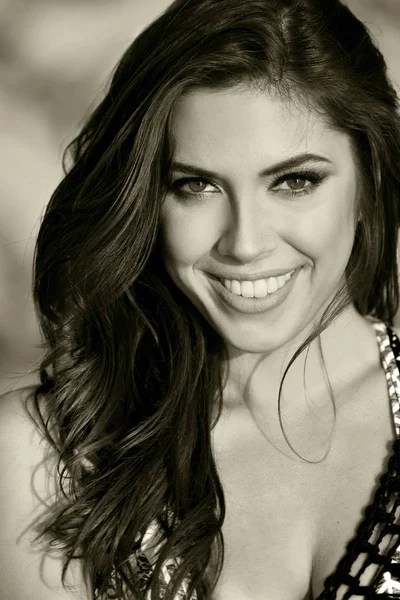 Okyanus yere günbatımı zaman çekici esmer kadın portresi