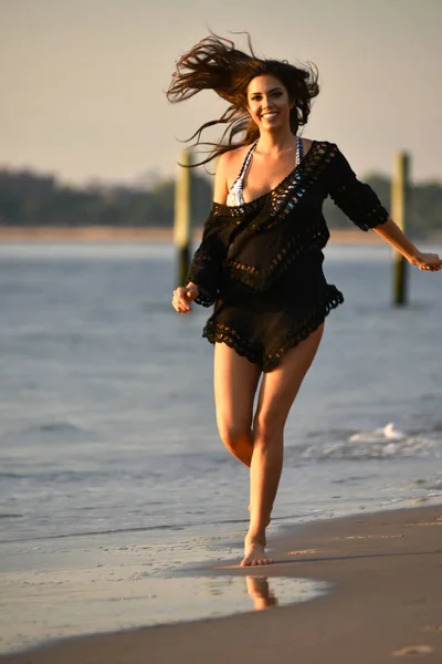 Jovem Morena Feliz Desfrutando Tempo Verão Praia — Fotografia de Stock