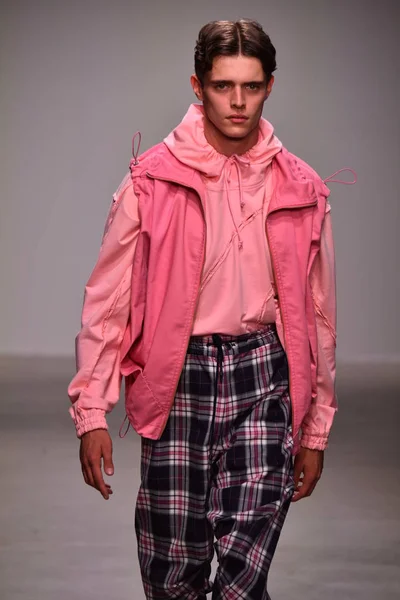 Feng Chen Wang pist gösterinin