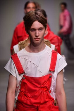  Feng Chen Wang pist gösterinin