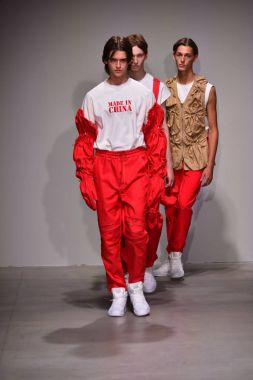  Feng Chen Wang pist gösterinin