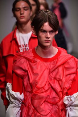  Feng Chen Wang pist gösterinin