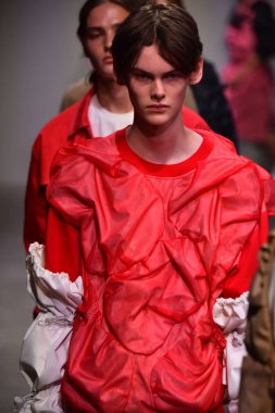  Feng Chen Wang pist gösterinin