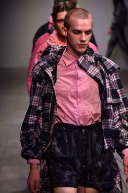  Feng Chen Wang pist gösterinin