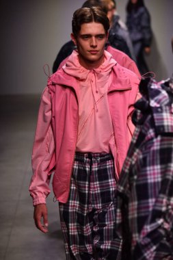  Feng Chen Wang pist gösterinin