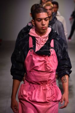  Feng Chen Wang pist gösterinin