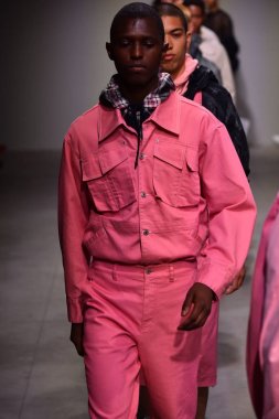  Feng Chen Wang pist gösterinin