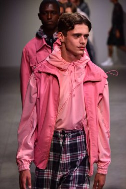  Feng Chen Wang pist gösterinin