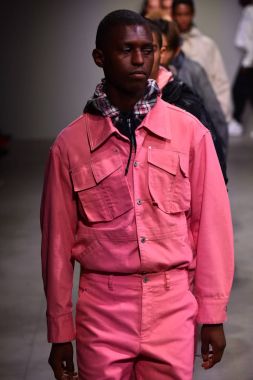  Feng Chen Wang pist gösterinin