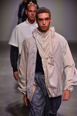  Feng Chen Wang pist gösterinin