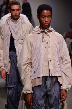  Feng Chen Wang pist gösterinin