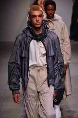  Feng Chen Wang pist gösterinin