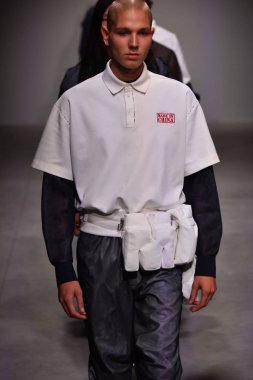  Feng Chen Wang pist gösterinin