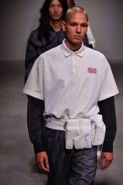  Feng Chen Wang pist gösterinin