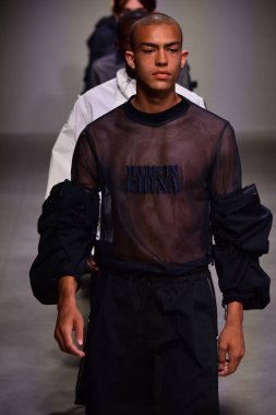  Feng Chen Wang pist gösterinin