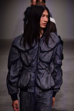  Feng Chen Wang pist gösterinin