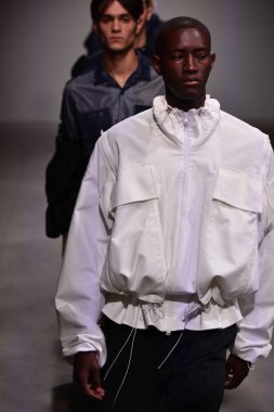  Feng Chen Wang pist gösterinin