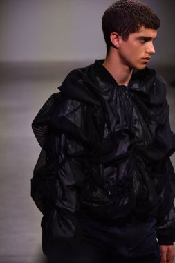  Feng Chen Wang pist gösterinin