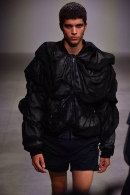  Feng Chen Wang pist gösterinin