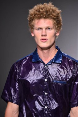  Patrik Ervell göster 