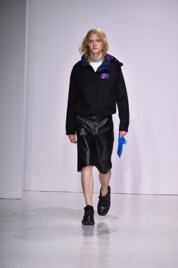  Patrik Ervell göster 