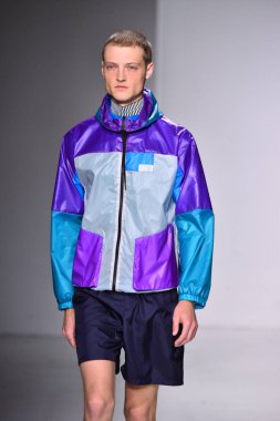  Patrik Ervell göster 