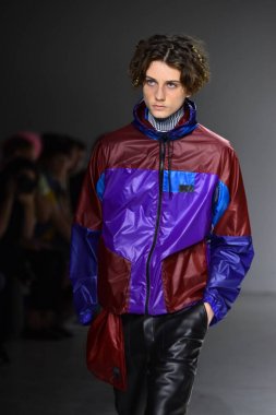  Patrik Ervell göster 