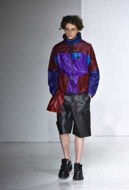  Patrik Ervell göster 