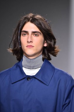  Patrik Ervell göster 