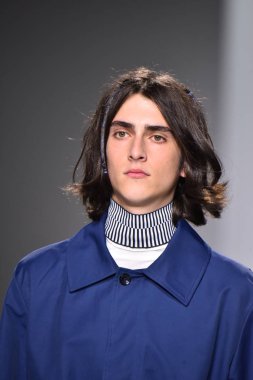  Patrik Ervell göster 