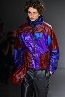  Patrik Ervell göster 