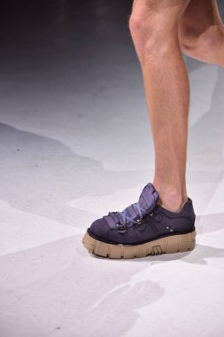  Patrik Ervell göster 