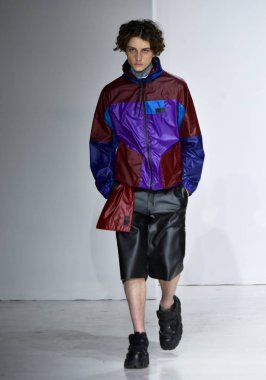  Patrik Ervell göster 