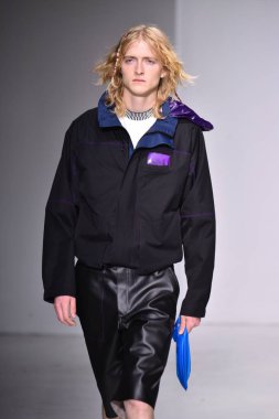  Patrik Ervell göster 