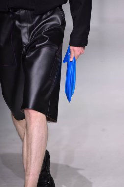  Patrik Ervell göster 