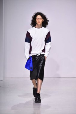  Patrik Ervell göster 