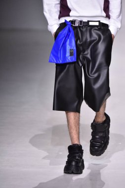  Patrik Ervell göster 