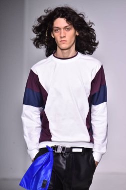  Patrik Ervell göster 