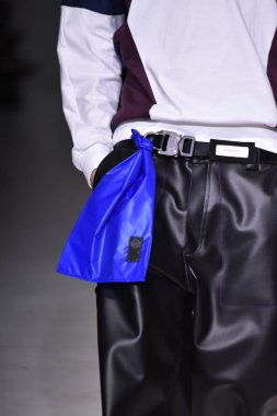  Patrik Ervell göster 