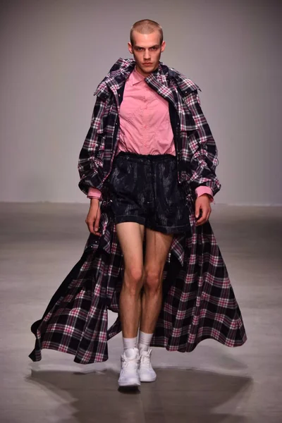 Feng Chen Wang pist gösterinin